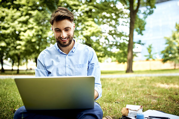 Selbständiger am Laptop